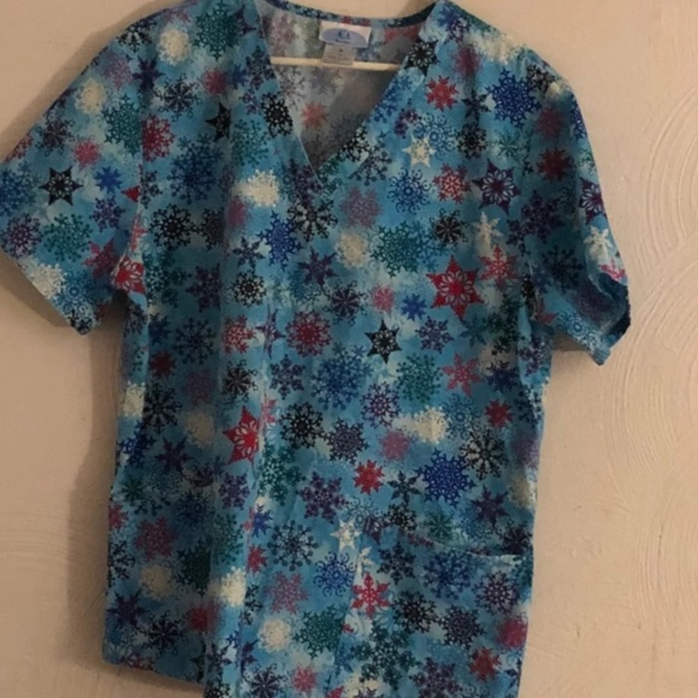Christmas Scrub Shirt Women’s Size L Blue V‎ Neck Pull Over Winter Snowflakes